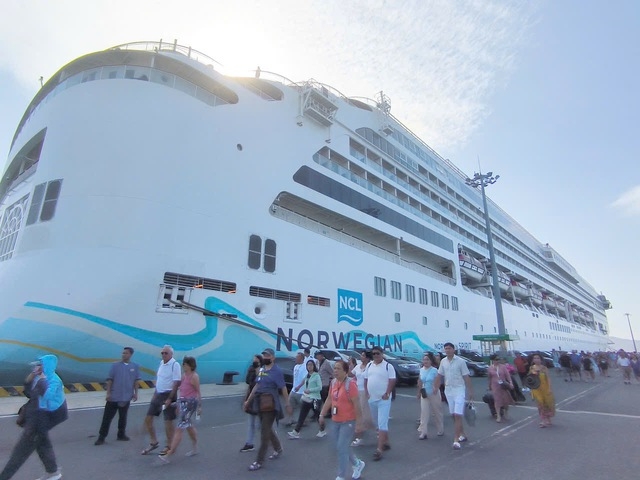 Khanh Hoa welcomes luxury cruise ship carrying 1,900 passengers